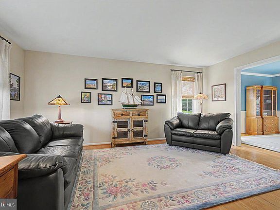 3rd image of 19 Country Hills Dr