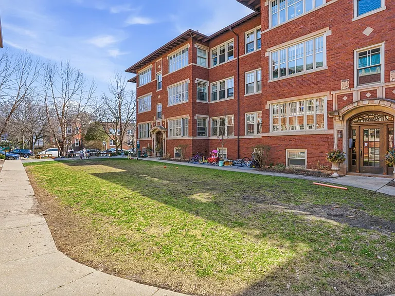 Hinman Court Condos — Photo 14