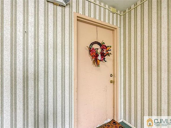 5th image of 410 Sharon Garden Ct #410