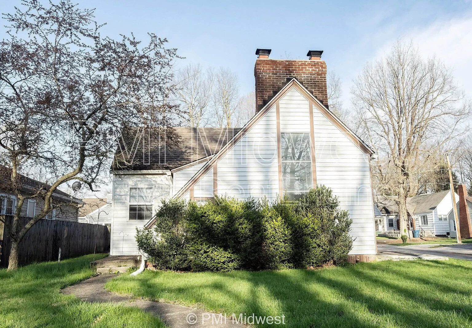 3 bed, 1.0 bath, 1122 sqft, $1,379 — Photo 2