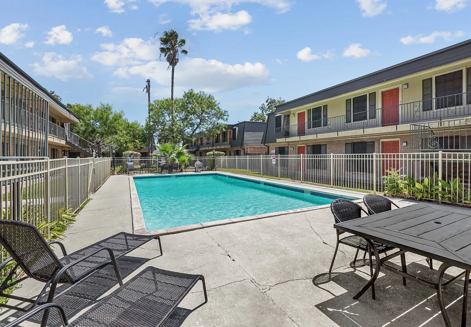 Alameda Apartments — Photo 2
