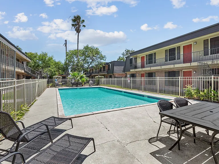 Alameda Apartments — Photo 8