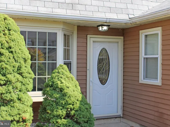 60 River Bank Dr, Roebling, NJ 08554