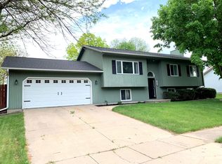 155 Bayberry Ln, North Liberty, IA 52317