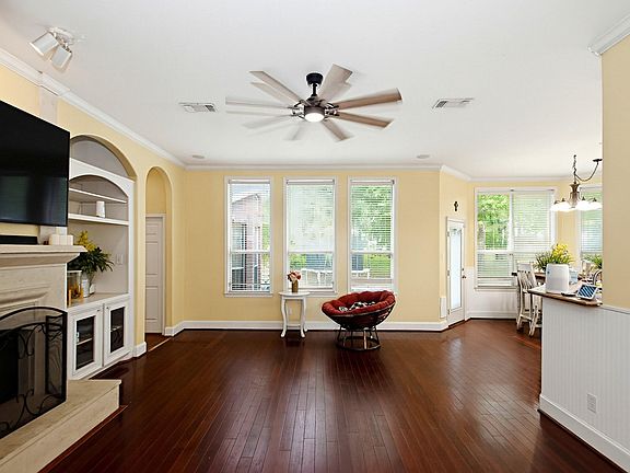 3rd image of 302 Dock Ct