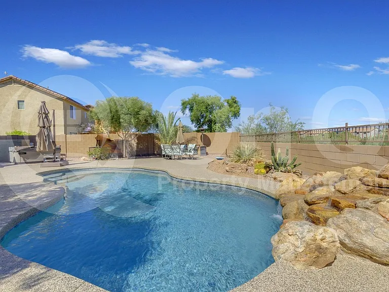 2561 N Hawthorn Dr — Photo 61