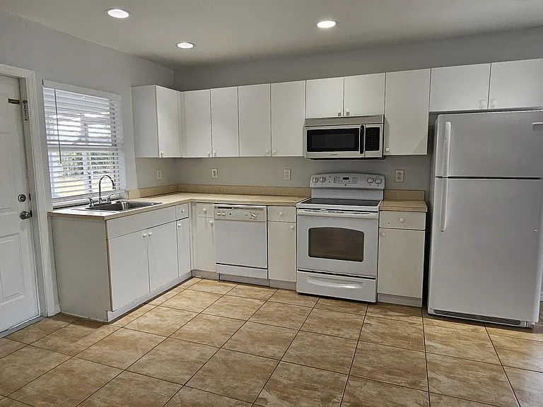 2400 55th Ter SW #B — Photo 7