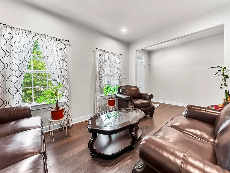 305 Goodwick Dr — Photo 5
