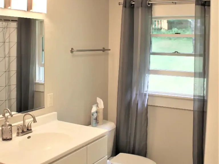 Main floor full bath with tub.