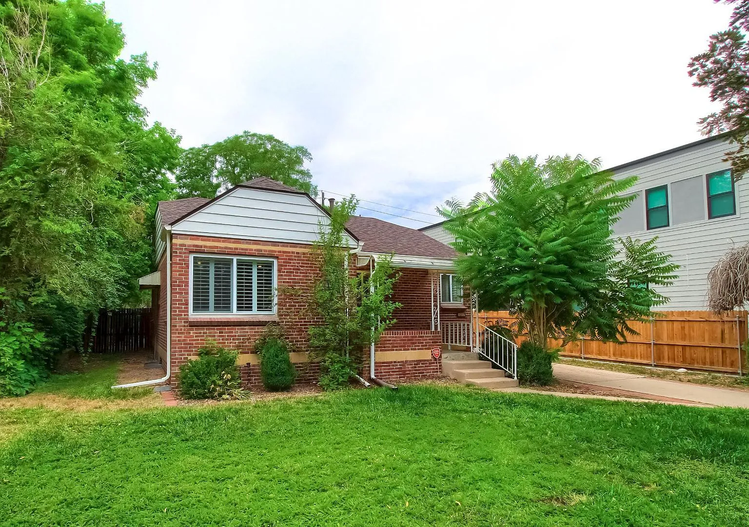 3 Bedroom Bungalow in Montclair near great schools and central location — Photo 1