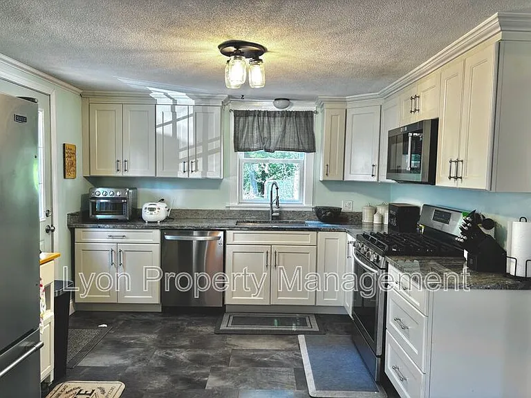 140 Long View Dr — Photo 3