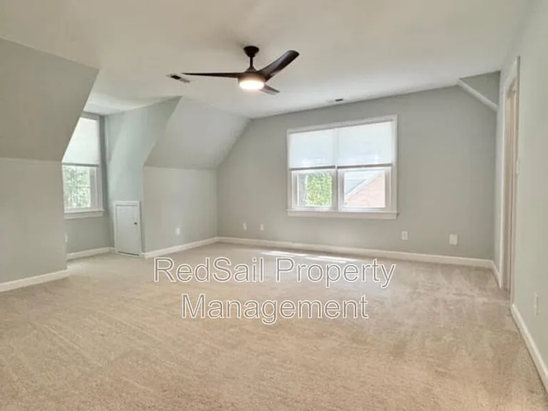 114 Barclay Cres — Photo 12