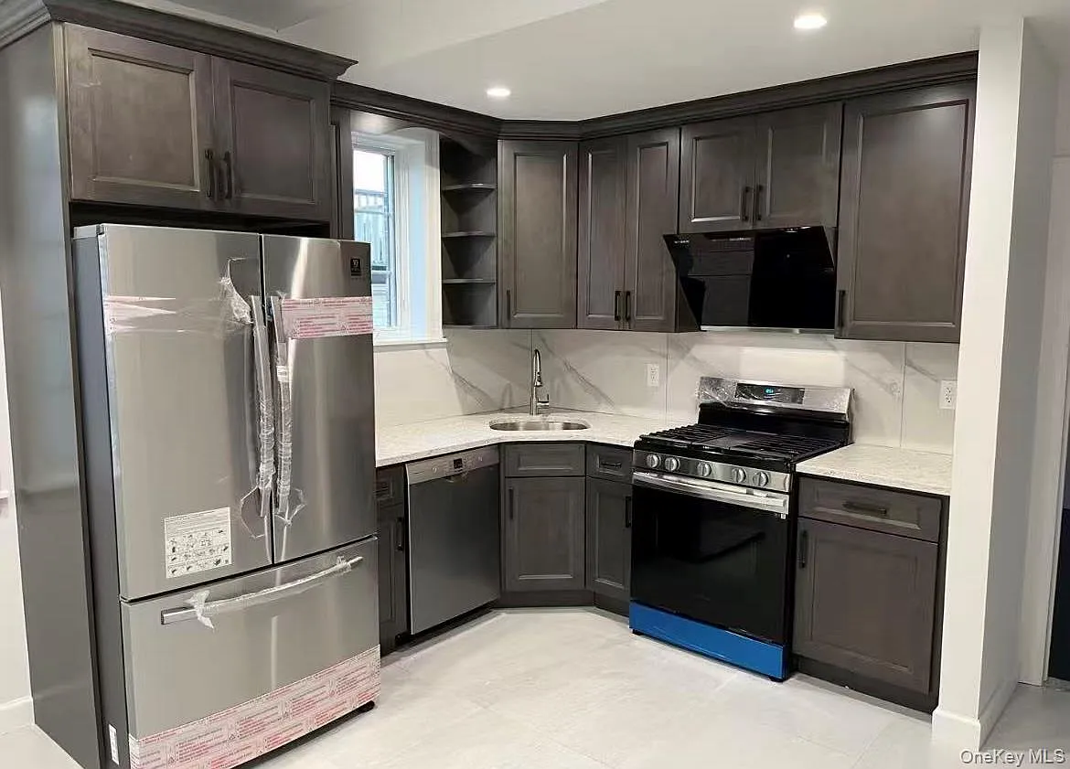3 bed, 2.0 bath, 900 sqft, $3,200 — Photo 1