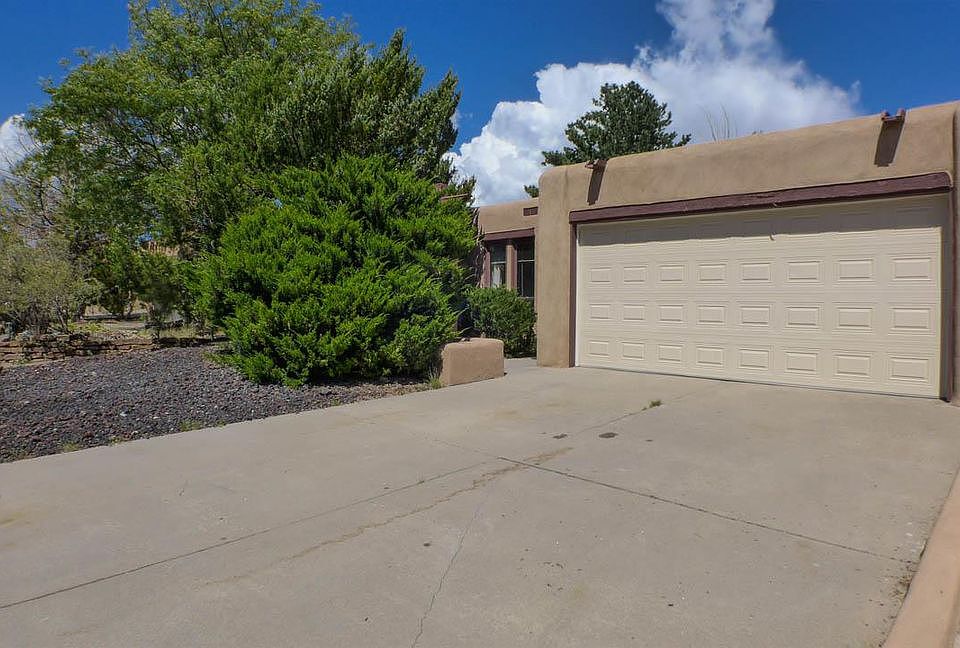 1st image of 392 Cheryl Ave