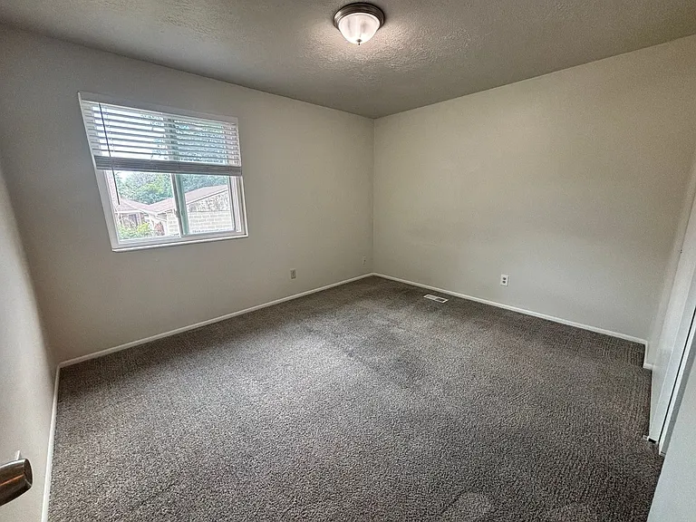 1815 E Vine St — Photo 15