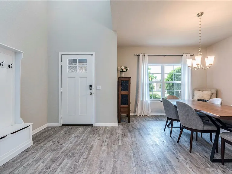 125 Groesbeck Ln — Photo 2