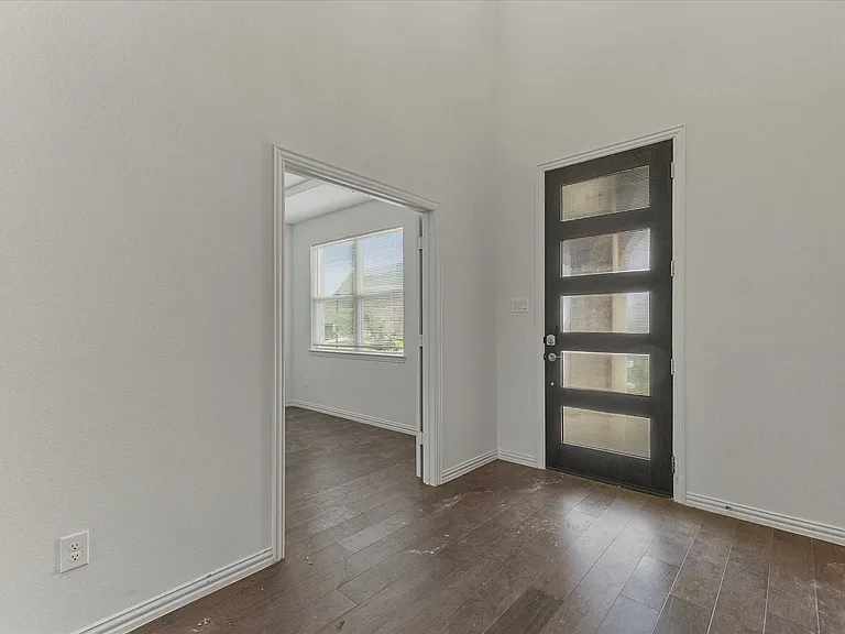 1600 Lake Grove Dr — Photo 5