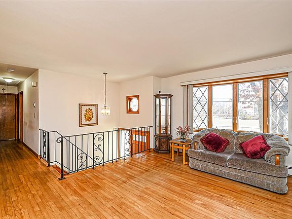 5th image of 32 Smith Ave