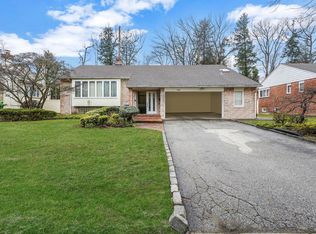 140 Dogwood Rd, Roslyn, NY 11576