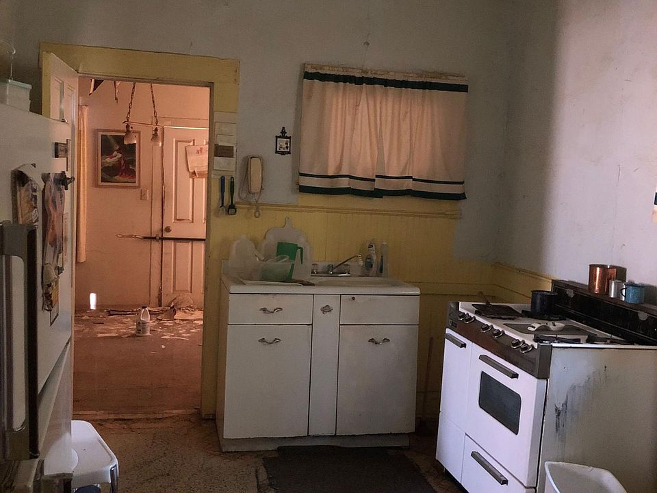 2nd image of 829 E 7th St