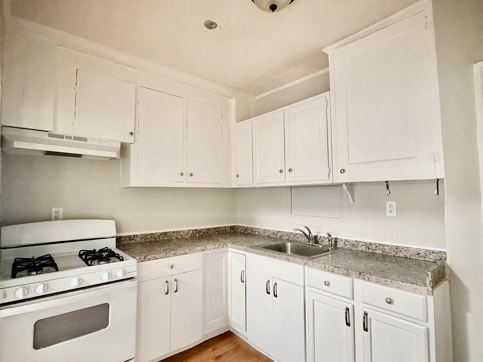 3 bed, 1000 sqft, $1,800 — Photo 1
