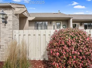 62512 Raleigh Ct UNIT 4, South Lyon, MI 48178