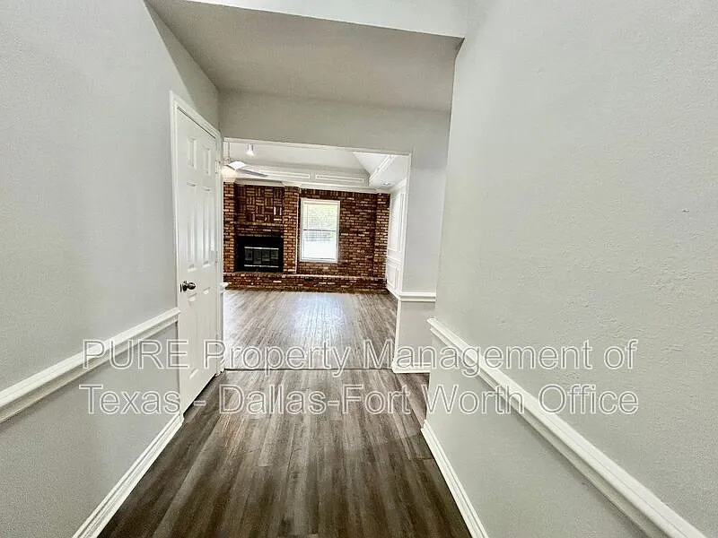 3 bed, 2.0 bath, 1627 sqft, $2,200 — Photo 2