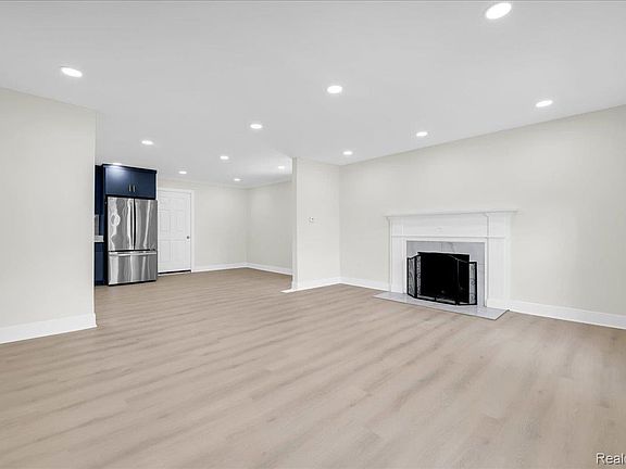 5th image of 16904 Pierson St