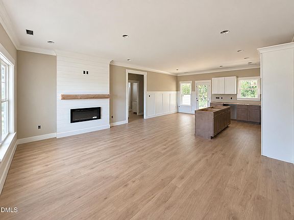 3rd image of 32 Clio Ct #16