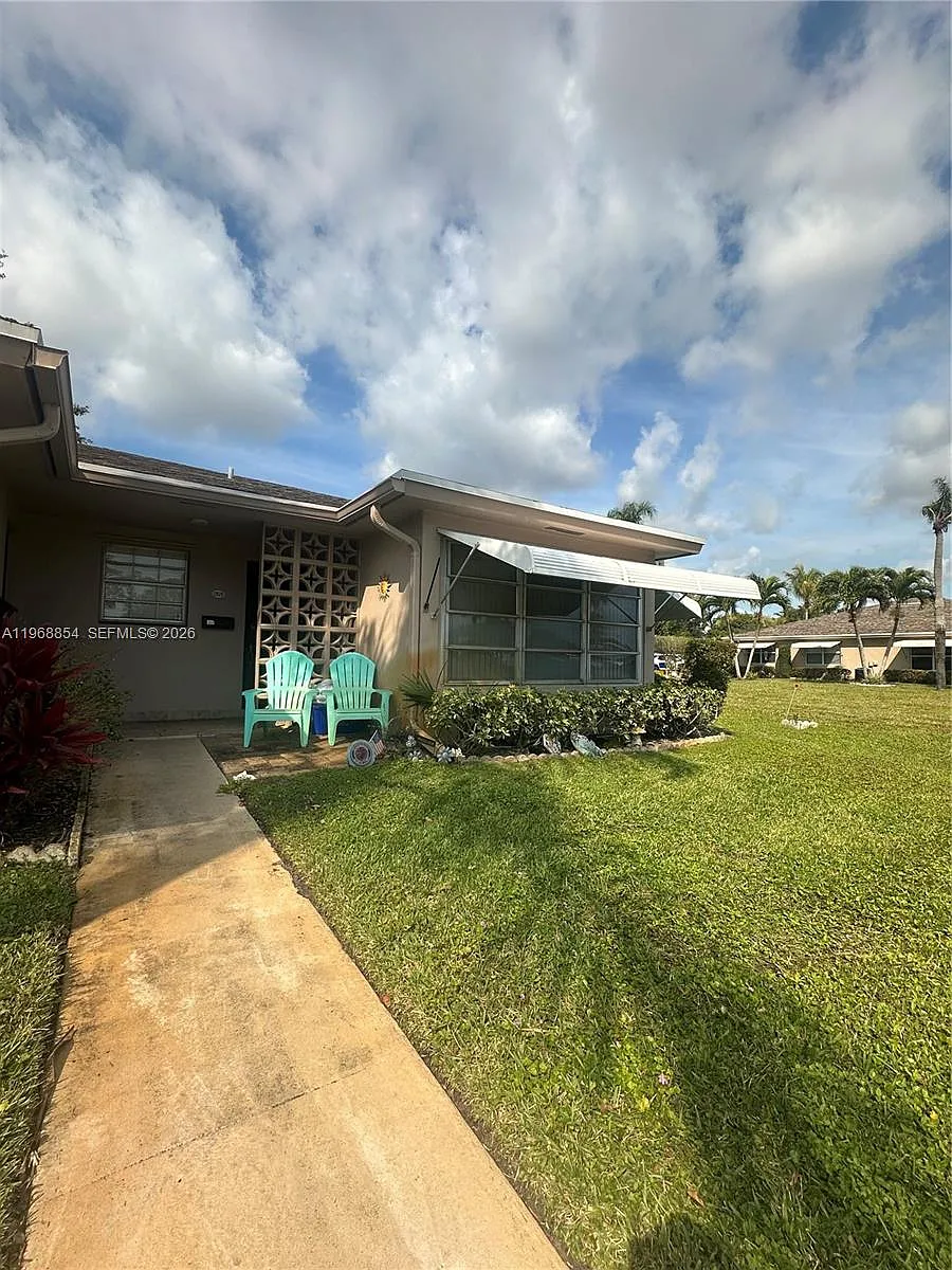 Building Photo - 1252 Club Dr W #D