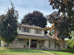 659 N Brys Dr, Grosse Pointe Woods, MI 48236
