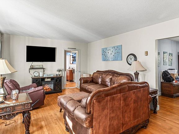 5th image of 813 Park City Rd