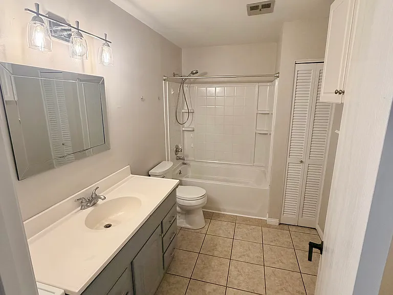 715 Colorado Dr — Photo 2