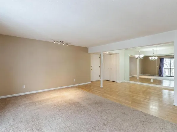 9513 University Ave APT 7, Clive, IA 50325