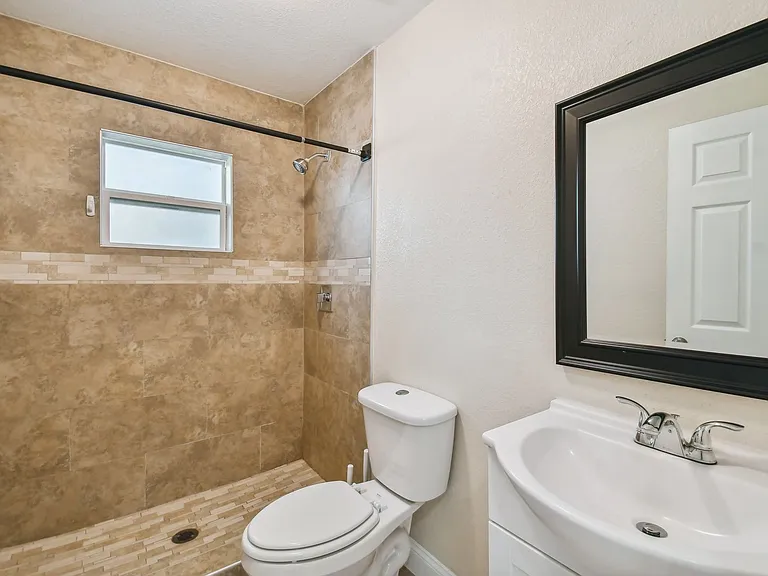 2321 W Beach St — Photo 27