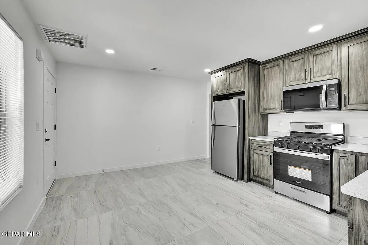 1 bed, 1.0 bath, 576 sqft, $1,100 — Photo 2