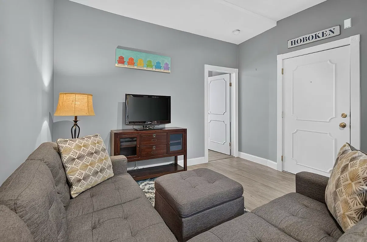 2 bed, 707 sqft, $4,100 — Photo 2