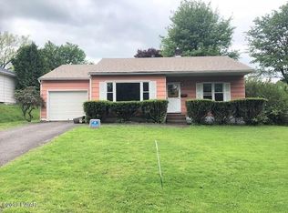 26 Crestmont Dr, Honesdale, PA 18431