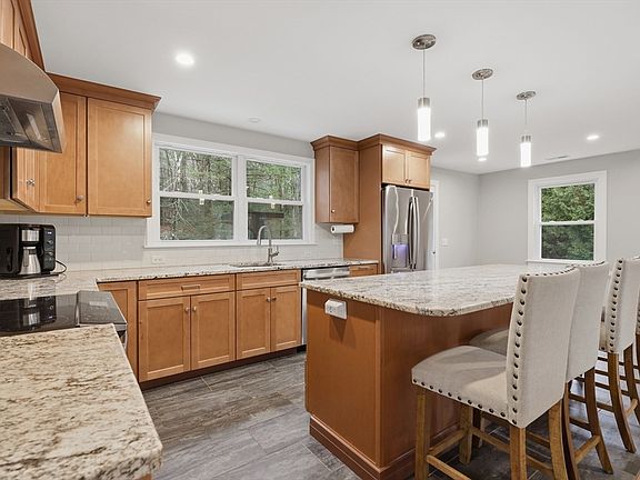 2nd image of 8 Stoneybrook Dr