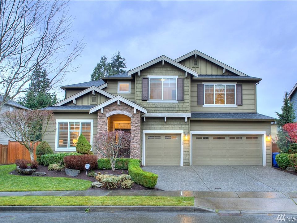 Welcome home!  Beautiful Sundquist built home with great curb appeal in desirable Crown Woods!