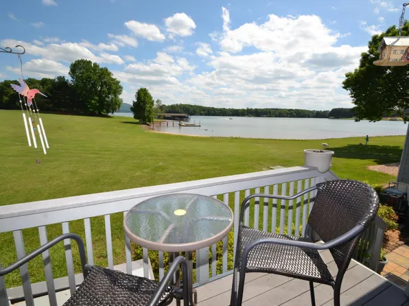 57 Clubhouse Tower Dr, Moneta, VA 24121