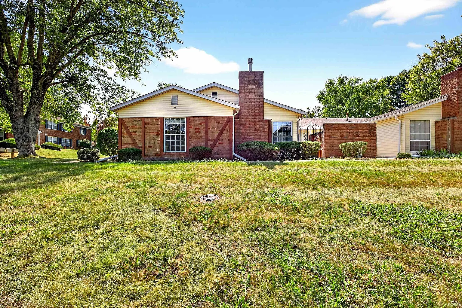 3302 S Commons Dr photo 1