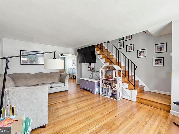 4th image of 319 Stratford Rd