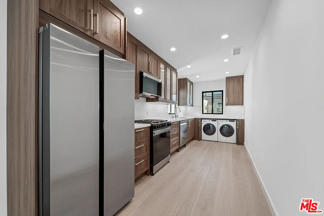 2 bed, 1000 sqft, $5,450 — Photo 4