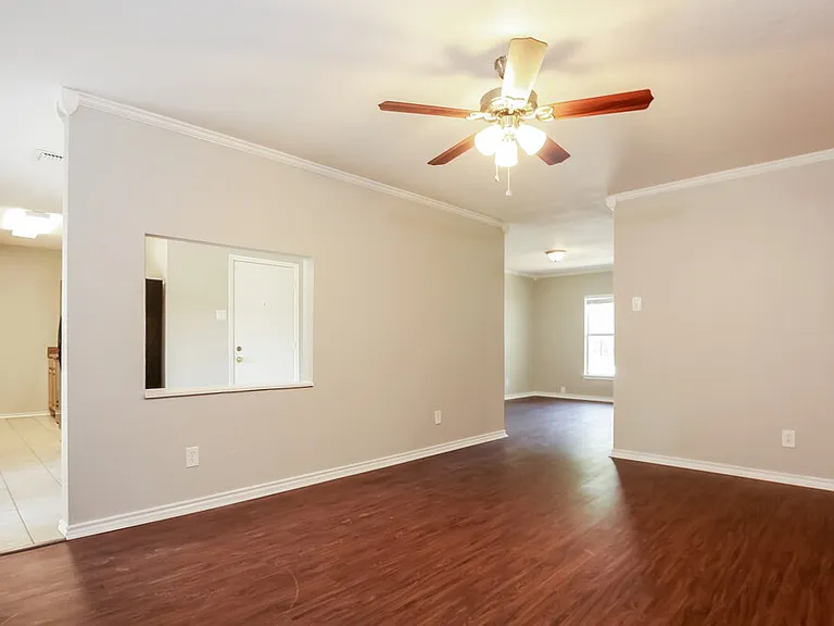 1050 Brownwood Dr — Photo 2