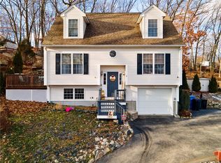 8 Rockledge Ave, Lincoln, RI 02865