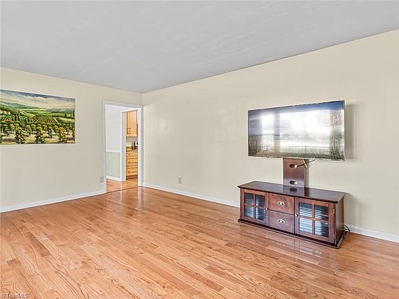 5th image of 674 Knollwood Dr