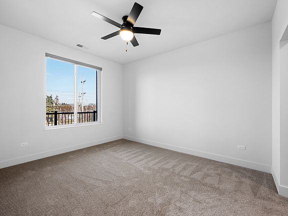 4th image of 27 W Park Blvd #307