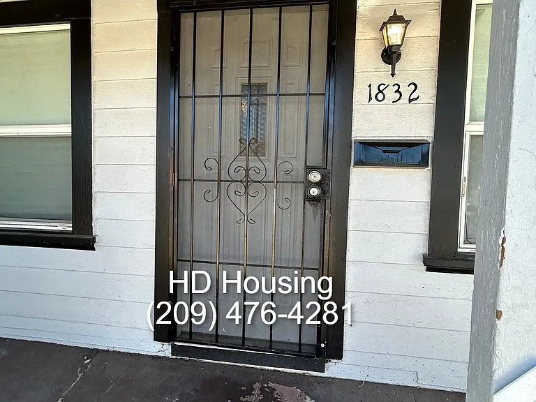 1832 N Berkeley Ave — Photo 2