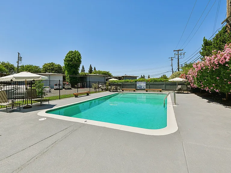 ROCKINGHAM APARTMENTS — Photo 44